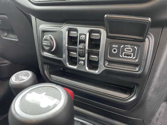 クライスラー・ジープ ジープ ラングラー アンリミテッド サハラ アルティチュード 富山県 2024(令6)年 1.3万km 白 ワンオーナー/黒革/純正ナビ/フルセグＴＶ/Bluetooth/ETC2.0/フロントカメラ/サイドカメラ/バックカメラ/レーダークルーズコントロール/スマートキー/プッシュスタートエンジン/LEDオートライト/純正ＡＷ付冬タイヤ4本積み込み