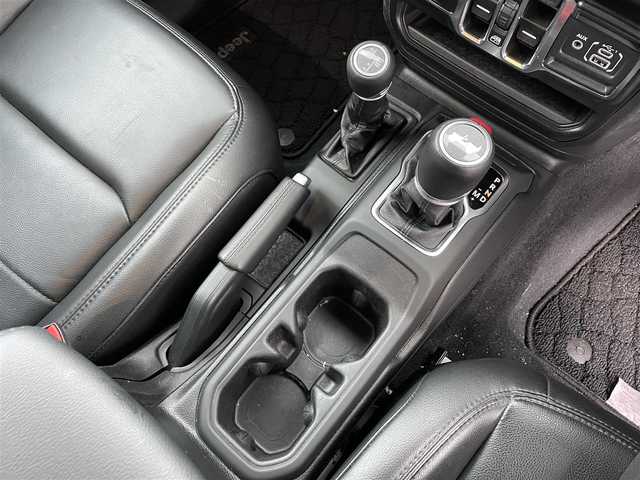 クライスラー・ジープ ジープ ラングラー アンリミテッド サハラ アルティチュード 富山県 2024(令6)年 1.3万km 白 ワンオーナー/黒革/純正ナビ/フルセグＴＶ/Bluetooth/ETC2.0/フロントカメラ/サイドカメラ/バックカメラ/レーダークルーズコントロール/スマートキー/プッシュスタートエンジン/LEDオートライト/純正ＡＷ付冬タイヤ4本積み込み