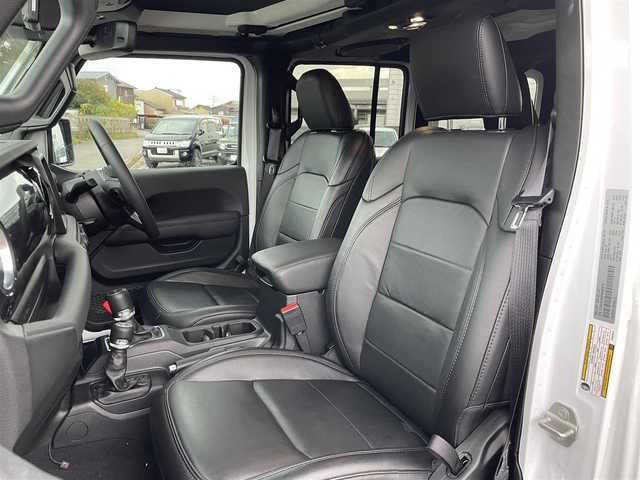 クライスラー・ジープ ジープ ラングラー アンリミテッド サハラ アルティチュード 富山県 2024(令6)年 1.3万km 白 ワンオーナー/黒革/純正ナビ/フルセグＴＶ/Bluetooth/ETC2.0/フロントカメラ/サイドカメラ/バックカメラ/レーダークルーズコントロール/スマートキー/プッシュスタートエンジン/LEDオートライト/純正ＡＷ付冬タイヤ4本積み込み