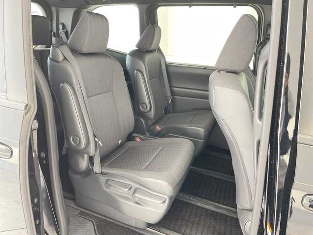 トヨタ ヴォクシー S－G 愛知県 2022(令4)年 0.8万km アティチュードブラックマイカ 純正ディズプレイオーディオ　ナビ機能なし/両側パワースライドドア/レーダークルーズコントロール/シートヒーター/バックカメラ/コーナーセンサー/純正アルミホイール/LEDヘッドライト/リアオートエアコン/オートマチックハイビーム/ETC/衝突軽減システム/Bluetooth/ステアリングスイッチ/スマートキー/プッシュスタート