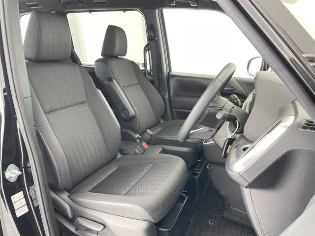 トヨタ ヴォクシー S－G 愛知県 2022(令4)年 0.8万km アティチュードブラックマイカ 純正ディズプレイオーディオ　ナビ機能なし/両側パワースライドドア/レーダークルーズコントロール/シートヒーター/バックカメラ/コーナーセンサー/純正アルミホイール/LEDヘッドライト/リアオートエアコン/オートマチックハイビーム/ETC/衝突軽減システム/Bluetooth/ステアリングスイッチ/スマートキー/プッシュスタート