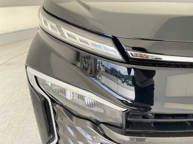 トヨタ ヴォクシー S－G 愛知県 2022(令4)年 0.8万km アティチュードブラックマイカ 純正ディズプレイオーディオ　ナビ機能なし/両側パワースライドドア/レーダークルーズコントロール/シートヒーター/バックカメラ/コーナーセンサー/純正アルミホイール/LEDヘッドライト/リアオートエアコン/オートマチックハイビーム/ETC/衝突軽減システム/Bluetooth/ステアリングスイッチ/スマートキー/プッシュスタート