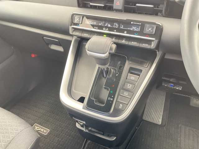 トヨタ ヴォクシー S－G 愛知県 2022(令4)年 0.8万km アティチュードブラックマイカ 純正ディズプレイオーディオ　ナビ機能なし/両側パワースライドドア/レーダークルーズコントロール/シートヒーター/バックカメラ/コーナーセンサー/純正アルミホイール/LEDヘッドライト/リアオートエアコン/オートマチックハイビーム/ETC/衝突軽減システム/Bluetooth/ステアリングスイッチ/スマートキー/プッシュスタート