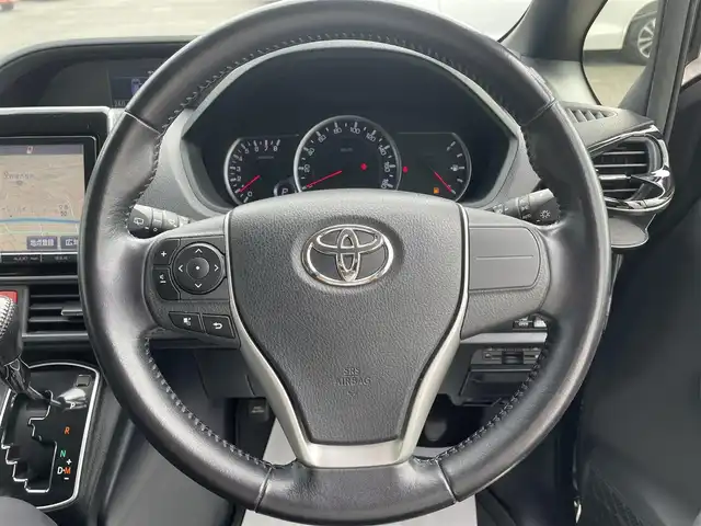 トヨタ ノア Si 福岡県 2015(平27)年 4.5万km ブラック 純正９型SDナビ(フルセグTV/CD/DVD/BT)バックカメラフリップダウンモニター両側パワスラドラレコETC純正LED純正アルミホイールプッシュスタートスマートキー