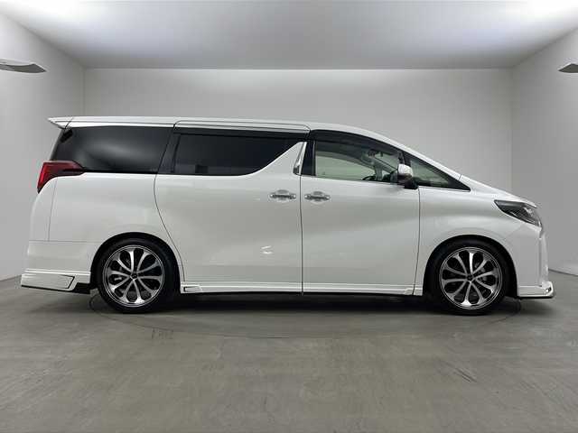 トヨタ アルファード S 兵庫県 2020(令2)年 3.3万km ホワイトパールクリスタルシャイン ・純正9インチナビ/・CD/DVD/AM/FM/・フルセグTV/・Bluetooth接続/・12.1インチフリップダウンモニター/・サンルーフ/・バックカメラ/・両側パワースライドドア/・ビルトインETC/・社外前後ドライブレコーダー/・HDMI接続/・2列目オットマン/・ZEUS製エアロ（フロント、サイド、リア）/・ZEUS製4本出しマフラー/・トヨタセーフティセンス/・プリクラッシュセーフティ/・レーンディパーチャーアラート/・クリアランスソナー/・パーキングサポートブレーキ/・ロードサインアシスト/・レーダークルーズコントロール/・オートマチックハイビーム/・社外フロアマット（M’Z SPEED）/・タナベローダウンサス/・電子パーキングブレーキ/・オートホールド/・