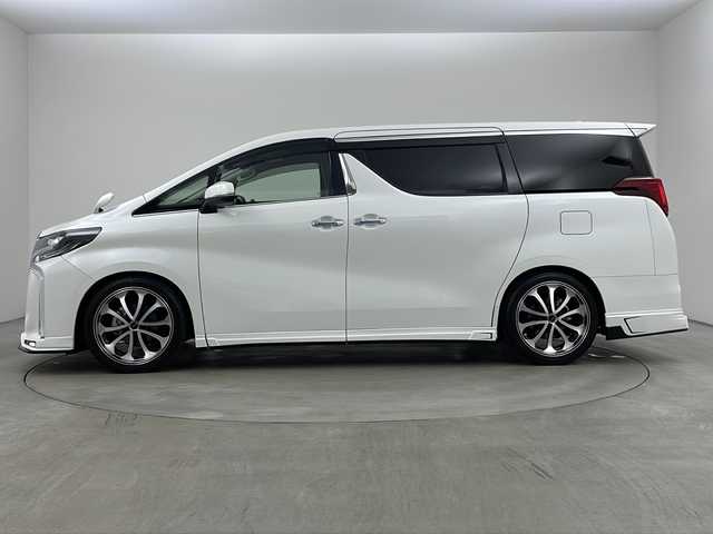 トヨタ アルファード S 兵庫県 2020(令2)年 3.3万km ホワイトパールクリスタルシャイン ・純正9インチナビ/・CD/DVD/AM/FM/・フルセグTV/・Bluetooth接続/・12.1インチフリップダウンモニター/・サンルーフ/・バックカメラ/・両側パワースライドドア/・ビルトインETC/・社外前後ドライブレコーダー/・HDMI接続/・2列目オットマン/・ZEUS製エアロ（フロント、サイド、リア）/・ZEUS製4本出しマフラー/・トヨタセーフティセンス/・プリクラッシュセーフティ/・レーンディパーチャーアラート/・クリアランスソナー/・パーキングサポートブレーキ/・ロードサインアシスト/・レーダークルーズコントロール/・オートマチックハイビーム/・社外フロアマット（M’Z SPEED）/・タナベローダウンサス/・電子パーキングブレーキ/・オートホールド/・