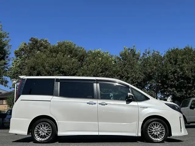 トヨタ ノア ハイブリッド Si ダブルバイビー 東京都 2018(平30)年 9.4万km ホワイトパールクリスタルシャイン ワンオーナー/純正SDナビ（NSZN-Z68T）/・Bluetoothオーディオ/フルセグTV/DVD/後席用モニター/ワンタッチスイッチ付両側パワースライドドア/リヤオートエアコン/シートヒーター（前席）/純正ビルトインETC2.0/Toyota Safety Sense/取扱説明書/保証書/スペアキー1本