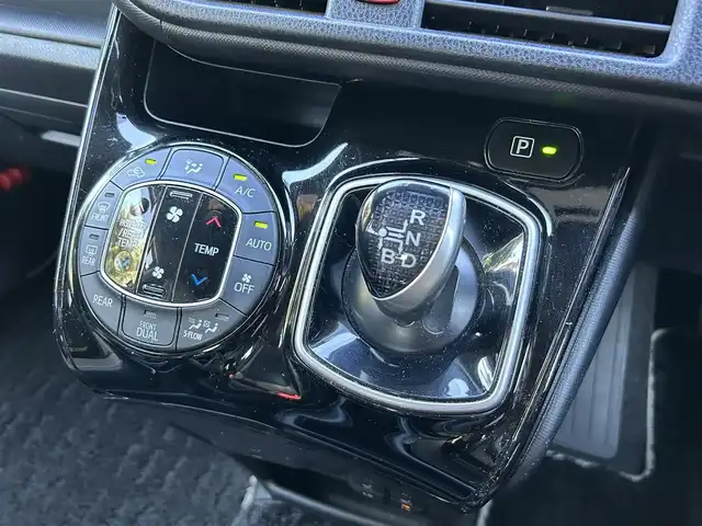 トヨタ ノア ハイブリッド Si ダブルバイビー 東京都 2018(平30)年 9.4万km ホワイトパールクリスタルシャイン ワンオーナー/純正SDナビ（NSZN-Z68T）/・Bluetoothオーディオ/フルセグTV/DVD/後席用モニター/ワンタッチスイッチ付両側パワースライドドア/リヤオートエアコン/シートヒーター（前席）/純正ビルトインETC2.0/Toyota Safety Sense/取扱説明書/保証書/スペアキー1本