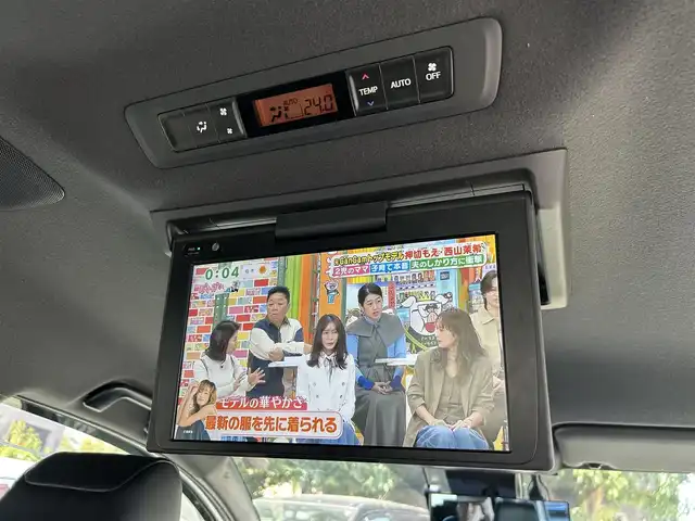 トヨタ ノア ハイブリッド Si ダブルバイビー 東京都 2018(平30)年 9.4万km ホワイトパールクリスタルシャイン ワンオーナー/純正SDナビ（NSZN-Z68T）/・Bluetoothオーディオ/フルセグTV/DVD/後席用モニター/ワンタッチスイッチ付両側パワースライドドア/リヤオートエアコン/シートヒーター（前席）/純正ビルトインETC2.0/Toyota Safety Sense/取扱説明書/保証書/スペアキー1本