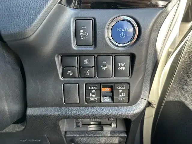 トヨタ ノア ハイブリッド Si ダブルバイビー 東京都 2018(平30)年 9.4万km ホワイトパールクリスタルシャイン ワンオーナー/純正SDナビ（NSZN-Z68T）/・Bluetoothオーディオ/フルセグTV/DVD/後席用モニター/ワンタッチスイッチ付両側パワースライドドア/リヤオートエアコン/シートヒーター（前席）/純正ビルトインETC2.0/Toyota Safety Sense/取扱説明書/保証書/スペアキー1本