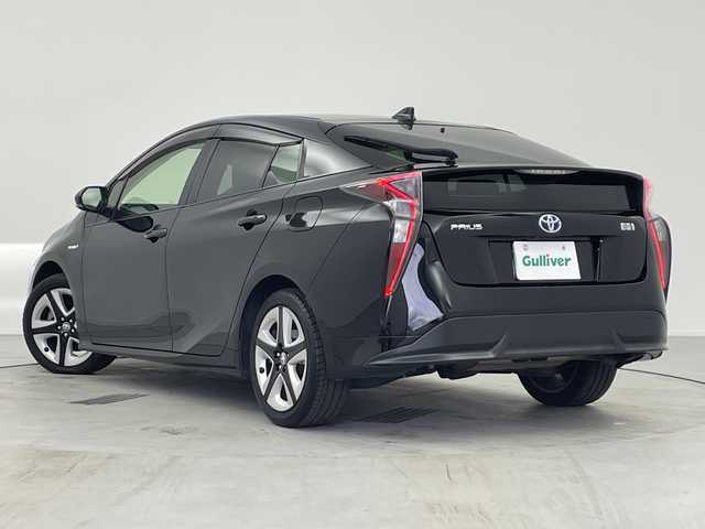 トヨタ プリウス S ツーリングセレクション 愛知県 2016(平28)年 5.1万km アティチュードブラックマイカ 禁煙車/純正ナビ/(AM/FM/DISC/BT/SD/フルセグ)/ドライブレコーダー/ETC/追従式クルーズコントロール/バックカメラ/スマートエントリ＆スタートシステム/ライト付き電動格納ミラー/ライト付きバニティーミラー/ハーフレザーシート/シートヒーター/純正フロアマット/純正ドアバイザー/革巻きステアリング/ステアリングスイッチ/LEDヘッドライト/フォグランプ/オートライト/オートマチックハイビーム/プッシュスタート/スマートキー/純正17インチアルミホイール