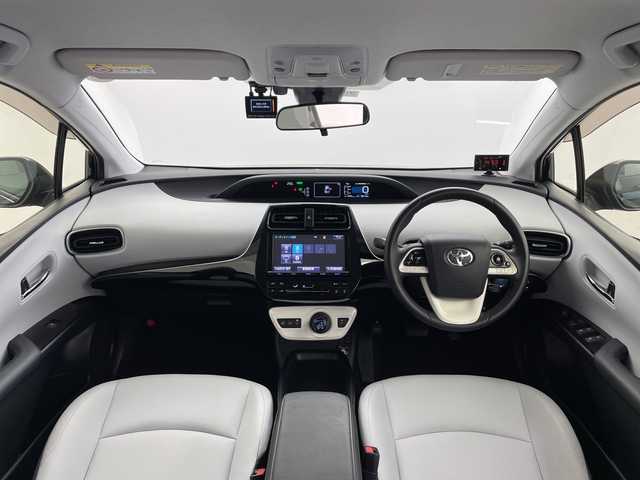 トヨタ プリウス S ツーリングセレクション 愛知県 2016(平28)年 5.1万km アティチュードブラックマイカ 禁煙車/純正ナビ/(AM/FM/DISC/BT/SD/フルセグ)/ドライブレコーダー/ETC/追従式クルーズコントロール/バックカメラ/スマートエントリ＆スタートシステム/ライト付き電動格納ミラー/ライト付きバニティーミラー/ハーフレザーシート/シートヒーター/純正フロアマット/純正ドアバイザー/革巻きステアリング/ステアリングスイッチ/LEDヘッドライト/フォグランプ/オートライト/オートマチックハイビーム/プッシュスタート/スマートキー/純正17インチアルミホイール