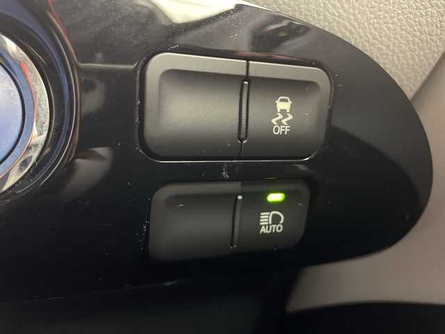 トヨタ プリウス S ツーリングセレクション 愛知県 2016(平28)年 5.1万km アティチュードブラックマイカ 禁煙車/純正ナビ/(AM/FM/DISC/BT/SD/フルセグ)/ドライブレコーダー/ETC/追従式クルーズコントロール/バックカメラ/スマートエントリ＆スタートシステム/ライト付き電動格納ミラー/ライト付きバニティーミラー/ハーフレザーシート/シートヒーター/純正フロアマット/純正ドアバイザー/革巻きステアリング/ステアリングスイッチ/LEDヘッドライト/フォグランプ/オートライト/オートマチックハイビーム/プッシュスタート/スマートキー/純正17インチアルミホイール