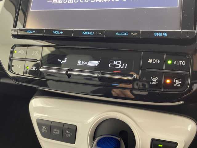 トヨタ プリウス S ツーリングセレクション 愛知県 2016(平28)年 5.1万km アティチュードブラックマイカ 禁煙車/純正ナビ/(AM/FM/DISC/BT/SD/フルセグ)/ドライブレコーダー/ETC/追従式クルーズコントロール/バックカメラ/スマートエントリ＆スタートシステム/ライト付き電動格納ミラー/ライト付きバニティーミラー/ハーフレザーシート/シートヒーター/純正フロアマット/純正ドアバイザー/革巻きステアリング/ステアリングスイッチ/LEDヘッドライト/フォグランプ/オートライト/オートマチックハイビーム/プッシュスタート/スマートキー/純正17インチアルミホイール