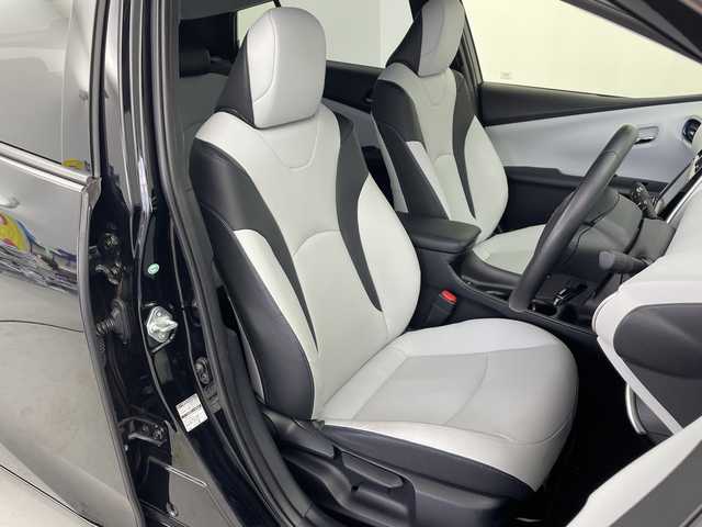 トヨタ プリウス S ツーリングセレクション 愛知県 2016(平28)年 5.1万km アティチュードブラックマイカ 禁煙車/純正ナビ/(AM/FM/DISC/BT/SD/フルセグ)/ドライブレコーダー/ETC/追従式クルーズコントロール/バックカメラ/スマートエントリ＆スタートシステム/ライト付き電動格納ミラー/ライト付きバニティーミラー/ハーフレザーシート/シートヒーター/純正フロアマット/純正ドアバイザー/革巻きステアリング/ステアリングスイッチ/LEDヘッドライト/フォグランプ/オートライト/オートマチックハイビーム/プッシュスタート/スマートキー/純正17インチアルミホイール