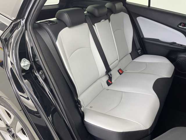 トヨタ プリウス S ツーリングセレクション 愛知県 2016(平28)年 5.1万km アティチュードブラックマイカ 禁煙車/純正ナビ/(AM/FM/DISC/BT/SD/フルセグ)/ドライブレコーダー/ETC/追従式クルーズコントロール/バックカメラ/スマートエントリ＆スタートシステム/ライト付き電動格納ミラー/ライト付きバニティーミラー/ハーフレザーシート/シートヒーター/純正フロアマット/純正ドアバイザー/革巻きステアリング/ステアリングスイッチ/LEDヘッドライト/フォグランプ/オートライト/オートマチックハイビーム/プッシュスタート/スマートキー/純正17インチアルミホイール