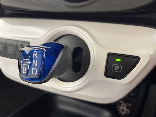 トヨタ プリウス S ツーリングセレクション 愛知県 2016(平28)年 5.1万km アティチュードブラックマイカ 禁煙車/純正ナビ/(AM/FM/DISC/BT/SD/フルセグ)/ドライブレコーダー/ETC/追従式クルーズコントロール/バックカメラ/スマートエントリ＆スタートシステム/ライト付き電動格納ミラー/ライト付きバニティーミラー/ハーフレザーシート/シートヒーター/純正フロアマット/純正ドアバイザー/革巻きステアリング/ステアリングスイッチ/LEDヘッドライト/フォグランプ/オートライト/オートマチックハイビーム/プッシュスタート/スマートキー/純正17インチアルミホイール