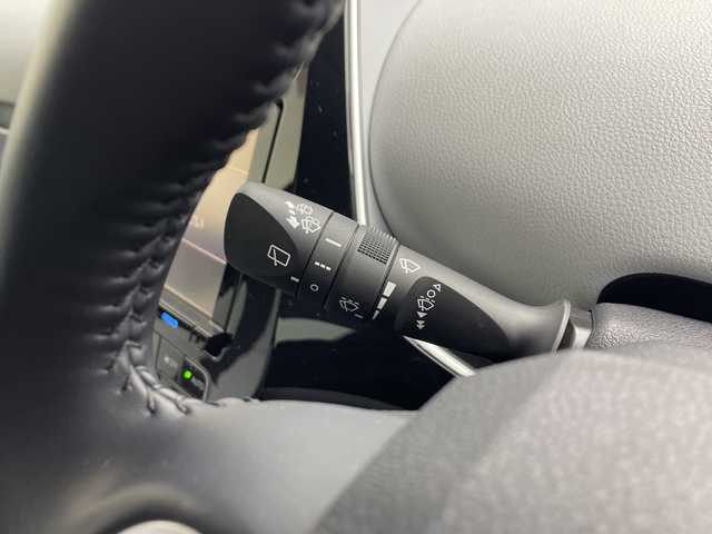 トヨタ プリウス S ツーリングセレクション 愛知県 2016(平28)年 5.1万km アティチュードブラックマイカ 禁煙車/純正ナビ/(AM/FM/DISC/BT/SD/フルセグ)/ドライブレコーダー/ETC/追従式クルーズコントロール/バックカメラ/スマートエントリ＆スタートシステム/ライト付き電動格納ミラー/ライト付きバニティーミラー/ハーフレザーシート/シートヒーター/純正フロアマット/純正ドアバイザー/革巻きステアリング/ステアリングスイッチ/LEDヘッドライト/フォグランプ/オートライト/オートマチックハイビーム/プッシュスタート/スマートキー/純正17インチアルミホイール