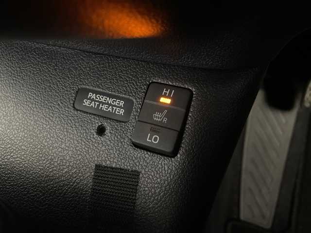 トヨタ プリウス S ツーリングセレクション 愛知県 2016(平28)年 5.1万km アティチュードブラックマイカ 禁煙車/純正ナビ/(AM/FM/DISC/BT/SD/フルセグ)/ドライブレコーダー/ETC/追従式クルーズコントロール/バックカメラ/スマートエントリ＆スタートシステム/ライト付き電動格納ミラー/ライト付きバニティーミラー/ハーフレザーシート/シートヒーター/純正フロアマット/純正ドアバイザー/革巻きステアリング/ステアリングスイッチ/LEDヘッドライト/フォグランプ/オートライト/オートマチックハイビーム/プッシュスタート/スマートキー/純正17インチアルミホイール