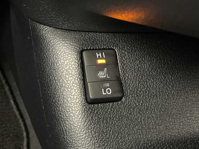 トヨタ プリウス S ツーリングセレクション 愛知県 2016(平28)年 5.1万km アティチュードブラックマイカ 禁煙車/純正ナビ/(AM/FM/DISC/BT/SD/フルセグ)/ドライブレコーダー/ETC/追従式クルーズコントロール/バックカメラ/スマートエントリ＆スタートシステム/ライト付き電動格納ミラー/ライト付きバニティーミラー/ハーフレザーシート/シートヒーター/純正フロアマット/純正ドアバイザー/革巻きステアリング/ステアリングスイッチ/LEDヘッドライト/フォグランプ/オートライト/オートマチックハイビーム/プッシュスタート/スマートキー/純正17インチアルミホイール