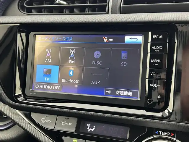 トヨタ アクア S 福岡県 2015(平27)年 5.5万km ライムホワイトパールクリスタルシャイン 純正ナビ（Ｂｌｕｅｔｏｏｔｈ，フルセグＴＶ）　/バックカメラ　/ＥＴＣ　/横滑り防止装置　/アイドリングストップ　/ＥＣＯモード　/電動格納式ドアミラー　/プッシュスタート　/ステアリングリモコン　/ＬＥＤヘッドライト
