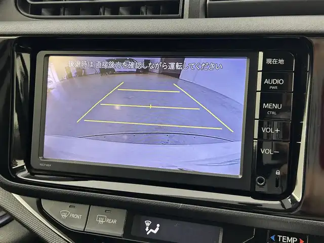 トヨタ アクア S 福岡県 2015(平27)年 5.5万km ライムホワイトパールクリスタルシャイン 純正ナビ（Ｂｌｕｅｔｏｏｔｈ，フルセグＴＶ）　/バックカメラ　/ＥＴＣ　/横滑り防止装置　/アイドリングストップ　/ＥＣＯモード　/電動格納式ドアミラー　/プッシュスタート　/ステアリングリモコン　/ＬＥＤヘッドライト