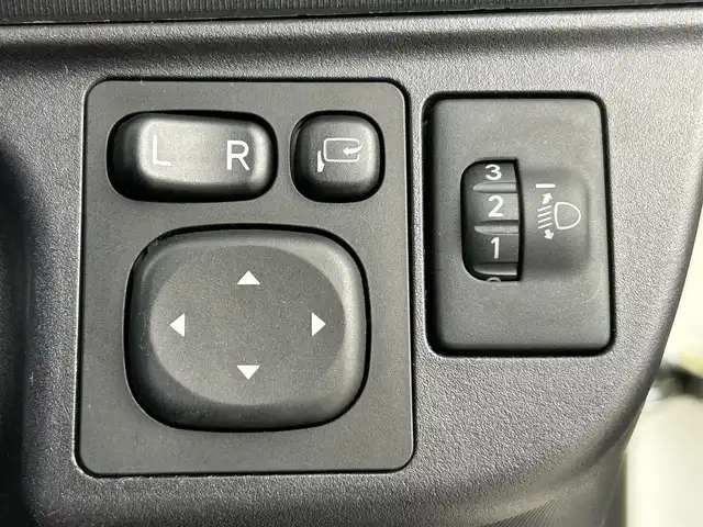 トヨタ アクア S 福岡県 2015(平27)年 5.5万km ライムホワイトパールクリスタルシャイン 純正ナビ（Ｂｌｕｅｔｏｏｔｈ，フルセグＴＶ）　/バックカメラ　/ＥＴＣ　/横滑り防止装置　/アイドリングストップ　/ＥＣＯモード　/電動格納式ドアミラー　/プッシュスタート　/ステアリングリモコン　/ＬＥＤヘッドライト