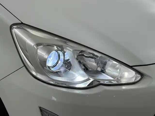 トヨタ アクア S 福岡県 2015(平27)年 5.5万km ライムホワイトパールクリスタルシャイン 純正ナビ（Ｂｌｕｅｔｏｏｔｈ，フルセグＴＶ）　/バックカメラ　/ＥＴＣ　/横滑り防止装置　/アイドリングストップ　/ＥＣＯモード　/電動格納式ドアミラー　/プッシュスタート　/ステアリングリモコン　/ＬＥＤヘッドライト