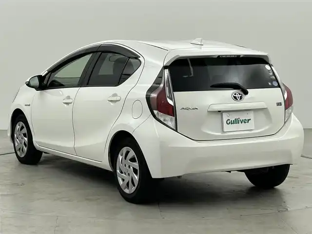 トヨタ アクア S 福岡県 2015(平27)年 5.5万km ライムホワイトパールクリスタルシャイン 純正ナビ（Ｂｌｕｅｔｏｏｔｈ，フルセグＴＶ）　/バックカメラ　/ＥＴＣ　/横滑り防止装置　/アイドリングストップ　/ＥＣＯモード　/電動格納式ドアミラー　/プッシュスタート　/ステアリングリモコン　/ＬＥＤヘッドライト