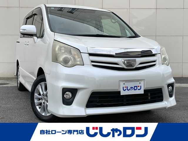 トヨタ ノア Si 埼玉県 2011(平23)年 9.2万km ホワイトパールクリスタルシャイン (株)IDOMが運営する【じしゃロン熊谷店】の自社ローン専用車両になりますこちらは現金またはオートローンご利用時の価格です。自社ローンご希望の方は別途その旨お申付け下さい/社外ナビ/CD/DVD/SD/ラジオ/フルセグ/バックカメラ/片側パワースライドドア/４WD/ビルトインETC/パドルシフト/ステアリングスイッチ/スマートキー/プッシュスタート/HID/フォグランプ/オートライト/純正フロアマット/純正アルミホイール/ドアバイザー