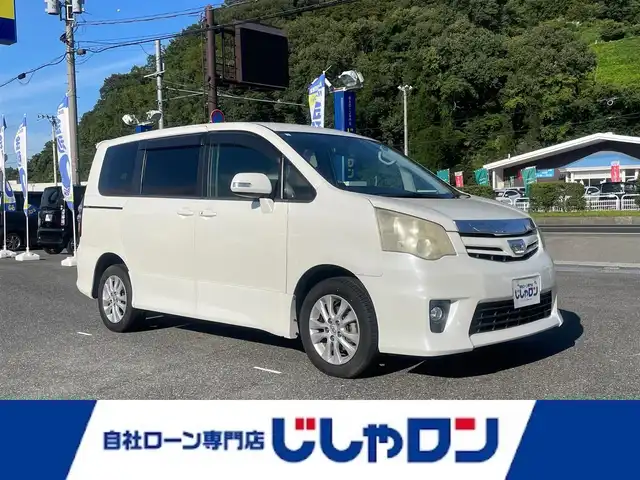 トヨタ ノア Si 山形県 2011(平23)年 9.2万km ホワイトパールクリスタルシャイン (株)IDOMが運営する【じしゃロン熊谷店】の自社ローン専用車両になりますこちらは現金またはオートローンご利用時の価格です。自社ローンご希望の方は別途その旨お申付け下さい/社外ナビ/CD/DVD/SD/ラジオ/フルセグ/バックカメラ/片側パワースライドドア/４WD/ビルトインETC/パドルシフト/ステアリングスイッチ/スマートキー/プッシュスタート/HID/フォグランプ/オートライト/純正フロアマット/純正アルミホイール/ドアバイザー
