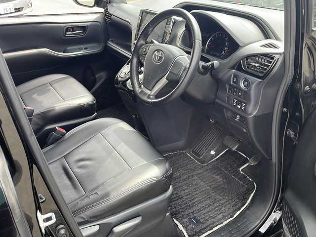 トヨタ ヴォクシー ZS 煌Ⅱ 兵庫県 2016(平28)年 7.9万km ブラック 純正10インチSDナビ/両側パワースライドドア/アイドリングストップ/革巻きステアリング/12.8インチフリップダウン/禁煙車/セーフティセンスC/プリクラッシュセーフティ/レーンディパーチャーアラート/オートマチックハイビーム/LEDオートライト/レザー調シートカバー