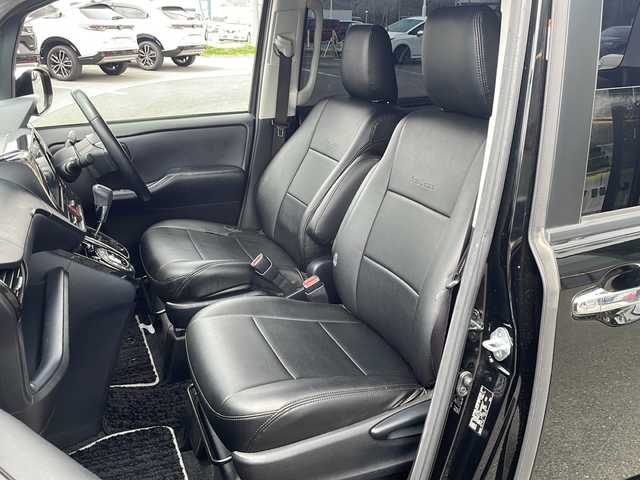 トヨタ ヴォクシー ZS 煌Ⅱ 兵庫県 2016(平28)年 7.9万km ブラック 純正10インチSDナビ/両側パワースライドドア/アイドリングストップ/革巻きステアリング/12.8インチフリップダウン/禁煙車/セーフティセンスC/プリクラッシュセーフティ/レーンディパーチャーアラート/オートマチックハイビーム/LEDオートライト/レザー調シートカバー