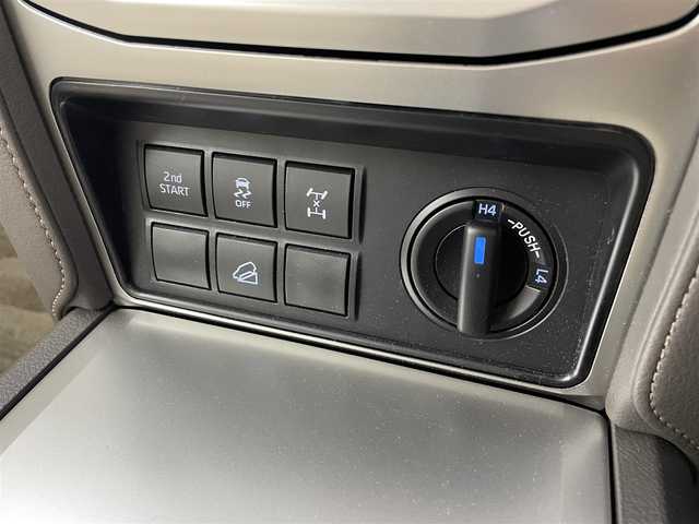 トヨタ ランドクルーザー プラド TX Lパッケージ マットブラED 群馬県 2023(令5)年 0.8万km ブラック 4WD/ディーゼル　ターボ/純正ディスプレイナビ/Bluetooth/Miracast/USB/T-Connect/AM/FM/サンルーフ/全方位カメラ/Toyota Safety Sense/・プリクラッシュセーフティ/（歩行者［昼］検知機能付衝突回避支援タイプ/ ミリ波レーダー＋単眼カメラ方式） /・レーンディパーチャーアラート /・オートマチックハイビーム /・アダプティブクルーズコントロール/・ブラインドスポットモニター/プッシュスタート/スマートキー（スペアキー１本）/レザーシート/パワーシート /シートヒーター /シートベンチレーター/ビルトインETC2.0/ウィンカー・電動格納式ミラー/革巻きステアリング/ステアリングリモコン/ステアリングチルド機構/ヘッドライトウォッシャー/LED/オートライト /フォグランプ/クリアランスソナー/ルーフレール/インチアップ/純正フロアマット/純正１８インチアルミ