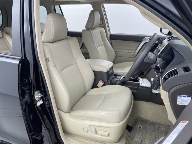 トヨタ ランドクルーザー プラド TX Lパッケージ マットブラED 群馬県 2023(令5)年 0.8万km ブラック 4WD/ディーゼル　ターボ/純正ディスプレイナビ/Bluetooth/Miracast/USB/T-Connect/AM/FM/サンルーフ/全方位カメラ/Toyota Safety Sense/・プリクラッシュセーフティ/（歩行者［昼］検知機能付衝突回避支援タイプ/ ミリ波レーダー＋単眼カメラ方式） /・レーンディパーチャーアラート /・オートマチックハイビーム /・アダプティブクルーズコントロール/・ブラインドスポットモニター/プッシュスタート/スマートキー（スペアキー１本）/レザーシート/パワーシート /シートヒーター /シートベンチレーター/ビルトインETC2.0/ウィンカー・電動格納式ミラー/革巻きステアリング/ステアリングリモコン/ステアリングチルド機構/ヘッドライトウォッシャー/LED/オートライト /フォグランプ/クリアランスソナー/ルーフレール/インチアップ/純正フロアマット/純正１８インチアルミ