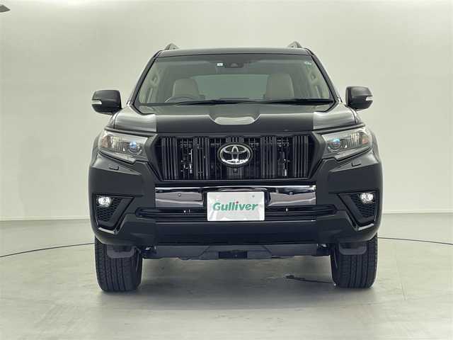 トヨタ ランドクルーザー プラド TX Lパッケージ マットブラED 群馬県 2023(令5)年 0.8万km ブラック 4WD/ディーゼル　ターボ/純正ディスプレイナビ/Bluetooth/Miracast/USB/T-Connect/AM/FM/サンルーフ/全方位カメラ/Toyota Safety Sense/・プリクラッシュセーフティ/（歩行者［昼］検知機能付衝突回避支援タイプ/ ミリ波レーダー＋単眼カメラ方式） /・レーンディパーチャーアラート /・オートマチックハイビーム /・アダプティブクルーズコントロール/・ブラインドスポットモニター/プッシュスタート/スマートキー（スペアキー１本）/レザーシート/パワーシート /シートヒーター /シートベンチレーター/ビルトインETC2.0/ウィンカー・電動格納式ミラー/革巻きステアリング/ステアリングリモコン/ステアリングチルド機構/ヘッドライトウォッシャー/LED/オートライト /フォグランプ/クリアランスソナー/ルーフレール/インチアップ/純正フロアマット/純正１８インチアルミ