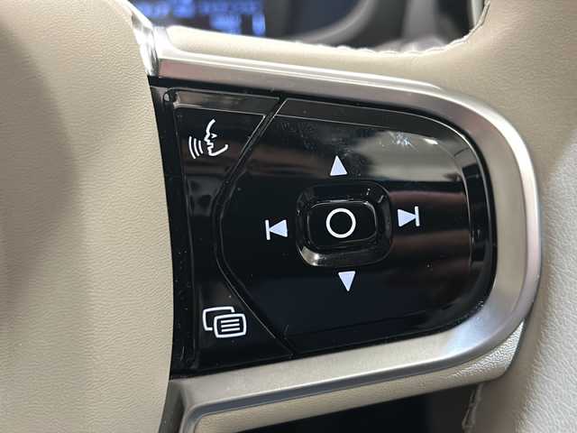 ボルボ Ｖ６０ クロスカントリー T5 AWD プロ 新潟県 2021(令3)年 3.8万km クリスタルホワイトP 対向車線衝突回避支援機能/・レーン・キーピング・エイド/・ドライバー・アラート・コントロール/・ロード・サイン・インフォメーション/・道路逸脱回避支援機能/・リア衝突回避・被害軽減ブレーキシステム/運転支援機能/・パイロット・アシスト/・全車速追従機能付ACC/・ステアリング・アシスト付BLIS/・衝突回避・被害軽減ブレーキ機能付CTA/・被追突時警告機能/その他の安全・運転支援機能/・道路逸脱事故時保護機能/・衝撃吸収機構付フロントシート/・衝突時ブレーキ維持機能/・衝突時ブレーキペダルリリース機能/・フル・アクティブ・ハイビーム/・360°ビューカメラ/・先行車発進告知機能/・車間警告機能/室内装備/harman/kardon/・タッチスクリーン式センターディスプレイ（9インチ）/・ワイヤレス・スマートフォン・チャージ/・純正スタッドレスAWセット/・USB/・ETC車載器/・ナビゲーションシステム/・Applecarplay/・Androidauto