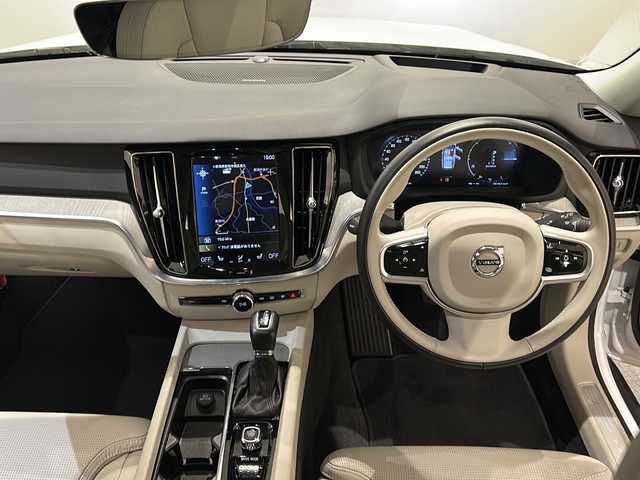 ボルボ Ｖ６０ クロスカントリー T5 AWD プロ 新潟県 2021(令3)年 3.8万km クリスタルホワイトP 対向車線衝突回避支援機能/・レーン・キーピング・エイド/・ドライバー・アラート・コントロール/・ロード・サイン・インフォメーション/・道路逸脱回避支援機能/・リア衝突回避・被害軽減ブレーキシステム/運転支援機能/・パイロット・アシスト/・全車速追従機能付ACC/・ステアリング・アシスト付BLIS/・衝突回避・被害軽減ブレーキ機能付CTA/・被追突時警告機能/その他の安全・運転支援機能/・道路逸脱事故時保護機能/・衝撃吸収機構付フロントシート/・衝突時ブレーキ維持機能/・衝突時ブレーキペダルリリース機能/・フル・アクティブ・ハイビーム/・360°ビューカメラ/・先行車発進告知機能/・車間警告機能/室内装備/harman/kardon/・タッチスクリーン式センターディスプレイ（9インチ）/・ワイヤレス・スマートフォン・チャージ/・純正スタッドレスAWセット/・USB/・ETC車載器/・ナビゲーションシステム/・Applecarplay/・Androidauto