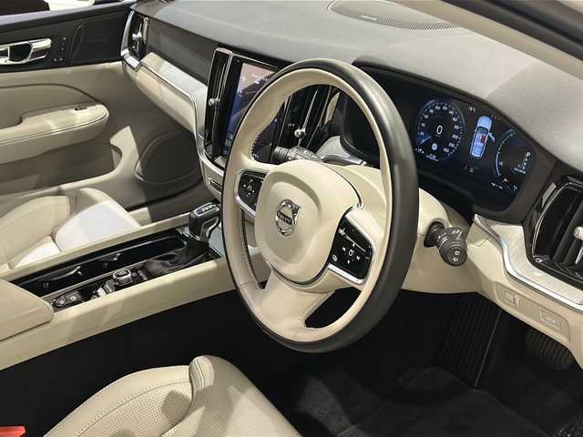 ボルボ Ｖ６０ クロスカントリー T5 AWD プロ 新潟県 2021(令3)年 3.8万km クリスタルホワイトP 対向車線衝突回避支援機能/・レーン・キーピング・エイド/・ドライバー・アラート・コントロール/・ロード・サイン・インフォメーション/・道路逸脱回避支援機能/・リア衝突回避・被害軽減ブレーキシステム/運転支援機能/・パイロット・アシスト/・全車速追従機能付ACC/・ステアリング・アシスト付BLIS/・衝突回避・被害軽減ブレーキ機能付CTA/・被追突時警告機能/その他の安全・運転支援機能/・道路逸脱事故時保護機能/・衝撃吸収機構付フロントシート/・衝突時ブレーキ維持機能/・衝突時ブレーキペダルリリース機能/・フル・アクティブ・ハイビーム/・360°ビューカメラ/・先行車発進告知機能/・車間警告機能/室内装備/harman/kardon/・タッチスクリーン式センターディスプレイ（9インチ）/・ワイヤレス・スマートフォン・チャージ/・純正スタッドレスAWセット/・USB/・ETC車載器/・ナビゲーションシステム/・Applecarplay/・Androidauto