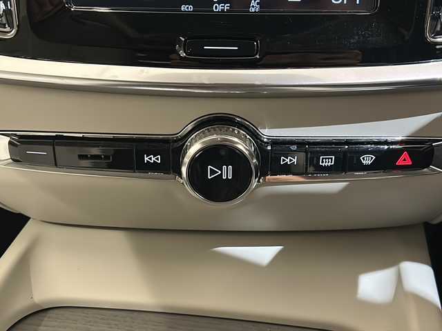 ボルボ Ｖ６０ クロスカントリー T5 AWD プロ 新潟県 2021(令3)年 3.8万km クリスタルホワイトP 対向車線衝突回避支援機能/・レーン・キーピング・エイド/・ドライバー・アラート・コントロール/・ロード・サイン・インフォメーション/・道路逸脱回避支援機能/・リア衝突回避・被害軽減ブレーキシステム/運転支援機能/・パイロット・アシスト/・全車速追従機能付ACC/・ステアリング・アシスト付BLIS/・衝突回避・被害軽減ブレーキ機能付CTA/・被追突時警告機能/その他の安全・運転支援機能/・道路逸脱事故時保護機能/・衝撃吸収機構付フロントシート/・衝突時ブレーキ維持機能/・衝突時ブレーキペダルリリース機能/・フル・アクティブ・ハイビーム/・360°ビューカメラ/・先行車発進告知機能/・車間警告機能/室内装備/harman/kardon/・タッチスクリーン式センターディスプレイ（9インチ）/・ワイヤレス・スマートフォン・チャージ/・純正スタッドレスAWセット/・USB/・ETC車載器/・ナビゲーションシステム/・Applecarplay/・Androidauto