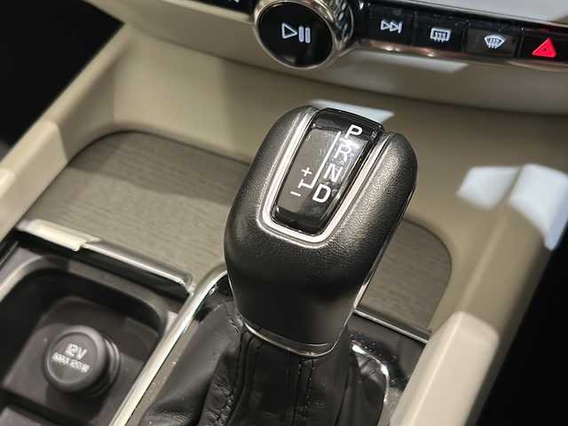 ボルボ Ｖ６０ クロスカントリー T5 AWD プロ 新潟県 2021(令3)年 3.8万km クリスタルホワイトP 対向車線衝突回避支援機能/・レーン・キーピング・エイド/・ドライバー・アラート・コントロール/・ロード・サイン・インフォメーション/・道路逸脱回避支援機能/・リア衝突回避・被害軽減ブレーキシステム/運転支援機能/・パイロット・アシスト/・全車速追従機能付ACC/・ステアリング・アシスト付BLIS/・衝突回避・被害軽減ブレーキ機能付CTA/・被追突時警告機能/その他の安全・運転支援機能/・道路逸脱事故時保護機能/・衝撃吸収機構付フロントシート/・衝突時ブレーキ維持機能/・衝突時ブレーキペダルリリース機能/・フル・アクティブ・ハイビーム/・360°ビューカメラ/・先行車発進告知機能/・車間警告機能/室内装備/harman/kardon/・タッチスクリーン式センターディスプレイ（9インチ）/・ワイヤレス・スマートフォン・チャージ/・純正スタッドレスAWセット/・USB/・ETC車載器/・ナビゲーションシステム/・Applecarplay/・Androidauto