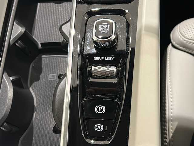 ボルボ Ｖ６０ クロスカントリー T5 AWD プロ 新潟県 2021(令3)年 3.8万km クリスタルホワイトP 対向車線衝突回避支援機能/・レーン・キーピング・エイド/・ドライバー・アラート・コントロール/・ロード・サイン・インフォメーション/・道路逸脱回避支援機能/・リア衝突回避・被害軽減ブレーキシステム/運転支援機能/・パイロット・アシスト/・全車速追従機能付ACC/・ステアリング・アシスト付BLIS/・衝突回避・被害軽減ブレーキ機能付CTA/・被追突時警告機能/その他の安全・運転支援機能/・道路逸脱事故時保護機能/・衝撃吸収機構付フロントシート/・衝突時ブレーキ維持機能/・衝突時ブレーキペダルリリース機能/・フル・アクティブ・ハイビーム/・360°ビューカメラ/・先行車発進告知機能/・車間警告機能/室内装備/harman/kardon/・タッチスクリーン式センターディスプレイ（9インチ）/・ワイヤレス・スマートフォン・チャージ/・純正スタッドレスAWセット/・USB/・ETC車載器/・ナビゲーションシステム/・Applecarplay/・Androidauto