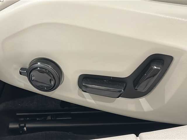ボルボ Ｖ６０ クロスカントリー T5 AWD プロ 新潟県 2021(令3)年 3.8万km クリスタルホワイトP 対向車線衝突回避支援機能/・レーン・キーピング・エイド/・ドライバー・アラート・コントロール/・ロード・サイン・インフォメーション/・道路逸脱回避支援機能/・リア衝突回避・被害軽減ブレーキシステム/運転支援機能/・パイロット・アシスト/・全車速追従機能付ACC/・ステアリング・アシスト付BLIS/・衝突回避・被害軽減ブレーキ機能付CTA/・被追突時警告機能/その他の安全・運転支援機能/・道路逸脱事故時保護機能/・衝撃吸収機構付フロントシート/・衝突時ブレーキ維持機能/・衝突時ブレーキペダルリリース機能/・フル・アクティブ・ハイビーム/・360°ビューカメラ/・先行車発進告知機能/・車間警告機能/室内装備/harman/kardon/・タッチスクリーン式センターディスプレイ（9インチ）/・ワイヤレス・スマートフォン・チャージ/・純正スタッドレスAWセット/・USB/・ETC車載器/・ナビゲーションシステム/・Applecarplay/・Androidauto