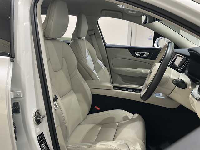 ボルボ Ｖ６０ クロスカントリー T5 AWD プロ 新潟県 2021(令3)年 3.8万km クリスタルホワイトP 対向車線衝突回避支援機能/・レーン・キーピング・エイド/・ドライバー・アラート・コントロール/・ロード・サイン・インフォメーション/・道路逸脱回避支援機能/・リア衝突回避・被害軽減ブレーキシステム/運転支援機能/・パイロット・アシスト/・全車速追従機能付ACC/・ステアリング・アシスト付BLIS/・衝突回避・被害軽減ブレーキ機能付CTA/・被追突時警告機能/その他の安全・運転支援機能/・道路逸脱事故時保護機能/・衝撃吸収機構付フロントシート/・衝突時ブレーキ維持機能/・衝突時ブレーキペダルリリース機能/・フル・アクティブ・ハイビーム/・360°ビューカメラ/・先行車発進告知機能/・車間警告機能/室内装備/harman/kardon/・タッチスクリーン式センターディスプレイ（9インチ）/・ワイヤレス・スマートフォン・チャージ/・純正スタッドレスAWセット/・USB/・ETC車載器/・ナビゲーションシステム/・Applecarplay/・Androidauto