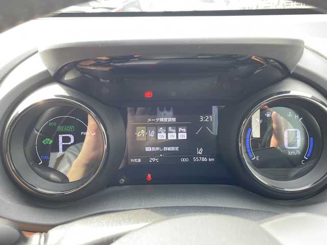 トヨタ ヤリス ハイブリッド Z 新潟県 2020(令2)年 5.6万km ホワイト/センシュアルレッドマイカ 9インチオプションナビ/Bluetooth/パートタイム4WD/衝突軽減/自動駐車/クリアランスソナー/レーンキープアシスト（操舵支援あり）/レーダークルーズコントロール/BSM/ドライブレコーダー/全方位カメラ/ETC2.0ビルドイン/レザーシートカバー/前席シートヒーター/フロアマット/LEDヘッドライト/フォグランプ/ウィンカーミラー/電格ミラー/ドアバイザー/スペアキー×１