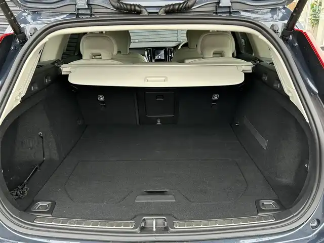 ボルボ Ｖ６０ T5 インスクリプション 茨城県 2020(令2)年 3万km デニムブルーメタリック ワンオーナー　/インテリセーフ/ＡＣＣ　/ＬＫＡ　/ＢLIS　/純正ナビ　/３６０度カメラ　/フルセグTV　/ＣａｒＰｌａｙ　/白革　/シートヒーター　/パワーシート　/自動駐車　/パワーバックドア　/純正１７インチＡＷ　/ＬＥＤ　/前後ドラレコ/ETC2.0/ルーフレール/禁煙車