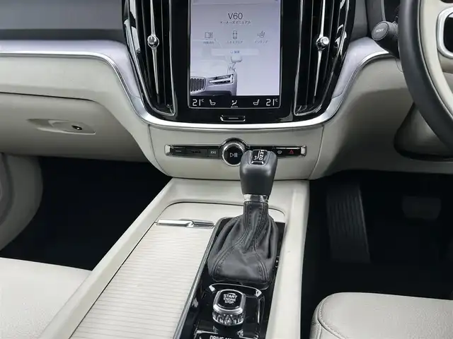 ボルボ Ｖ６０ T5 インスクリプション 茨城県 2020(令2)年 3万km デニムブルーメタリック ワンオーナー　/インテリセーフ/ＡＣＣ　/ＬＫＡ　/ＢLIS　/純正ナビ　/３６０度カメラ　/フルセグTV　/ＣａｒＰｌａｙ　/白革　/シートヒーター　/パワーシート　/自動駐車　/パワーバックドア　/純正１７インチＡＷ　/ＬＥＤ　/前後ドラレコ/ETC2.0/ルーフレール/禁煙車
