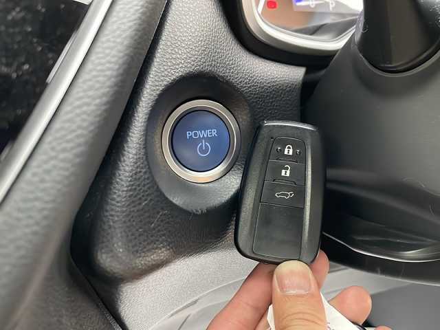 トヨタ カローラ クロス ハイブリッド Z 道北・旭川 2021(令3)年 4.1万km アティチュードブラックマイカ ・４WD/・寒冷地仕様/・禁煙車/・純正9インチディスプレイオーディオBT/USB/ミラーキャスト/・パノラミックビューモニター/・ブラインドスポットモニター/・前席シートヒーター/・D席パワーシート/・LEDフォグライト/・トヨタセーフティセンス/・プリクラッシュセーフティ/・レーントレーニングアシスト/・レーンディパーチャーアラート/・レーダークルーズコントロール/・オートマチックハイビーム/・プロアクティブドライビングアシスト/・発射遅れ告知機能/・電動リアゲート/・前後コーナーセンサー/・ステアリングヒーター/・ミラーヒーター/・純正前方ドライブレコーダー/・ルーフレール/・LEDヘッドライト/・オートライト/・ビルトインETC/・スペアキー1本/・保証書