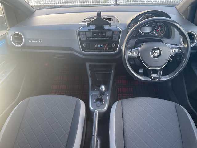 フォルクスワーゲン アップ！ クロスアップ！ 高知県 2018(平30)年 5.3万km 青Ｍ コスタアズールメタリック200台限定車/オールイン・セーフティ/シティエマージェンシーブレーキ/スタティックコーナリングライト/リヤビューカメラRearAssist/リヤパークディスタンスコントロール/オプティカルパーキングシステム/ブレーキアシスト/エマージェンシーストップシグナル/クルーズコントロール/前席シートヒーター/レインセンサー/VW純正インフォテイメントシステム/CompositionPhone/専用フロントバンパー/専用リヤバンパー/専用シルバールーフレール/ダークティンテッドガラス/専用ブラックサイドモールディング/純正16インチアルミホイール/専用ホイールハウスエクステンション/専用シルバードアミラー/専用ドアシルプレート/アレルゲン除去機能付きフレッシュエアフィルター/保証書/取説