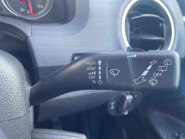 フォルクスワーゲン アップ！ クロスアップ！ 高知県 2018(平30)年 5.3万km 青Ｍ コスタアズールメタリック200台限定車/オールイン・セーフティ/シティエマージェンシーブレーキ/スタティックコーナリングライト/リヤビューカメラRearAssist/リヤパークディスタンスコントロール/オプティカルパーキングシステム/ブレーキアシスト/エマージェンシーストップシグナル/クルーズコントロール/前席シートヒーター/レインセンサー/VW純正インフォテイメントシステム/CompositionPhone/専用フロントバンパー/専用リヤバンパー/専用シルバールーフレール/ダークティンテッドガラス/専用ブラックサイドモールディング/純正16インチアルミホイール/専用ホイールハウスエクステンション/専用シルバードアミラー/専用ドアシルプレート/アレルゲン除去機能付きフレッシュエアフィルター/保証書/取説